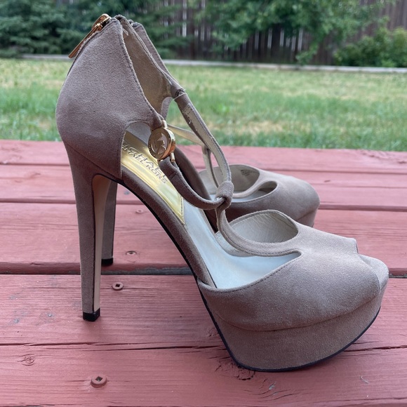 Michael Kors beige suede stiletto heels size 7.5 - Picture 2 of 6